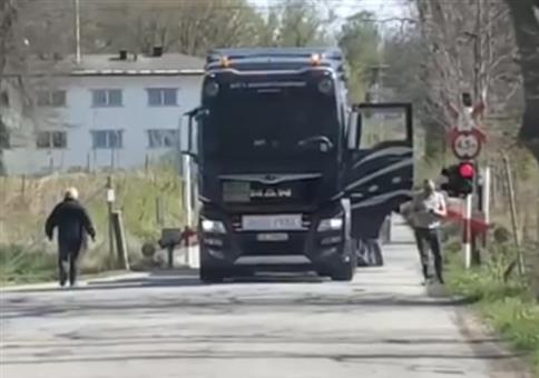 Zug knutscht LKW mit Boot