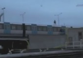 Sprung von einem fahrenden Zug ins Wasser