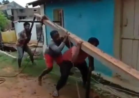 Mit vereinten Kräften den Mast aufstellen