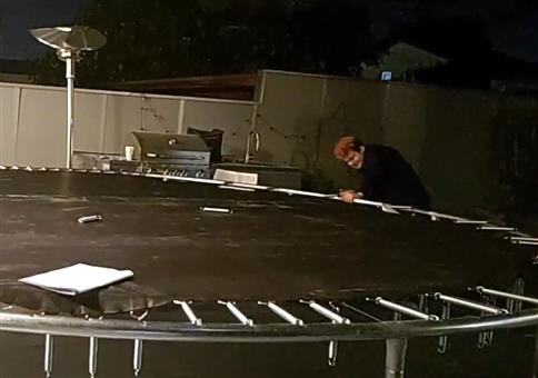 Trampolin auf Terrasse aufbauen