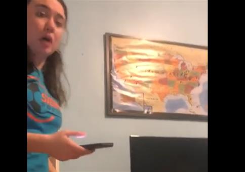 Sie erschreckt sich! Gesichtskirmes!