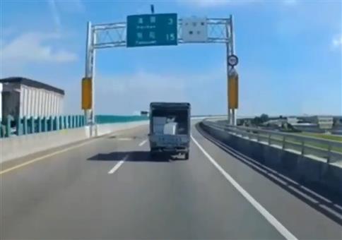 Ladungssicherung? Ach was! Das Zeug kommt bleibt eh drin!