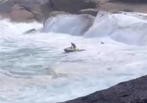 Retter mit dem Jetski bei extremen Wellengang