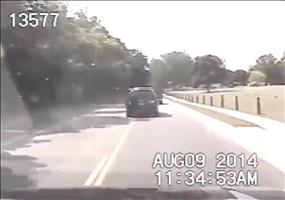 Cop rettet Autofahrerin vom Ersticken