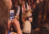 Eine Bierdusche für Merkel