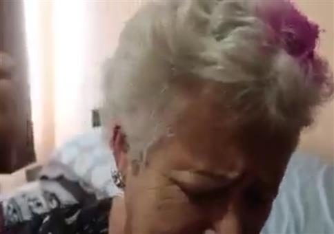 Noch ein klein wenig Haarspray auf Omas Rübe