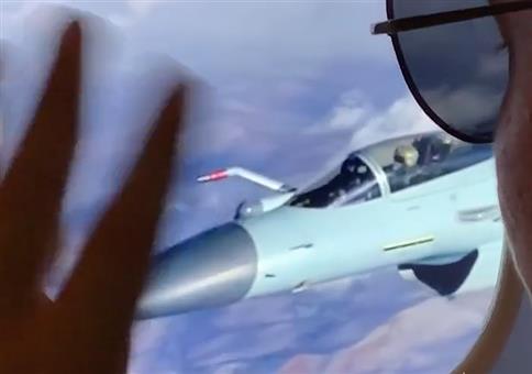 Durchs Flugzeugfenster die Luftbetankung bestaunen