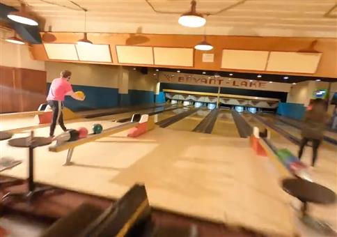 Profi-Drohnenflug durch Kneipe und Bowlingbahn