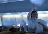 Kissenschlacht im Flugzeug
