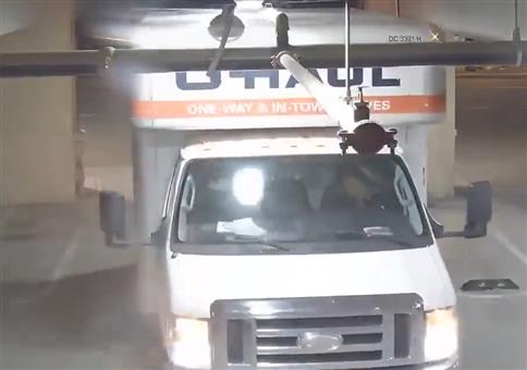 Ob das passt? Zwei Vollidioten in der Tiefgarage