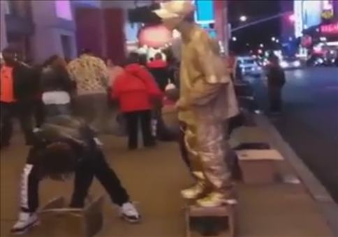 Der goldenen Statue das Geld klauen