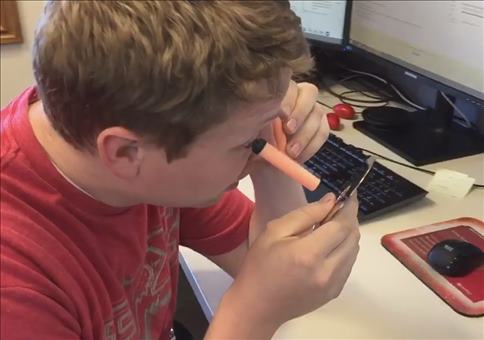 Saugnapfpfeile auf den Augäpfeln