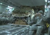 Schmeißt die Humvees aus dem Flugzeug!