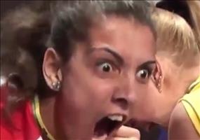 Frauen beim Armdrücken