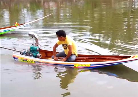 Langheckboot mit Jetboot-Antrieb