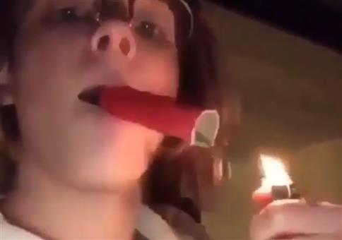 Knaller im Mund anzünden