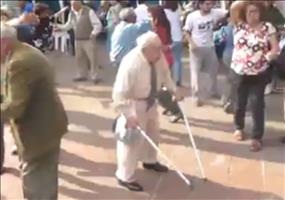 Opa wirft seine Krücken weg und tanzt