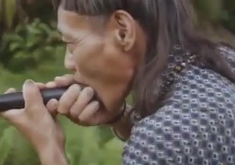 Der Typ mit dem Blasrohr macht schon wieder Unsinn