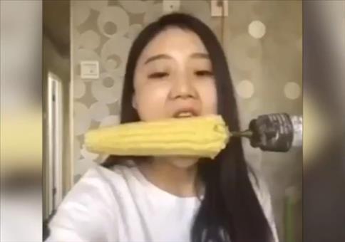 Maiskolben mit der Bohrmaschine essen -  Fail