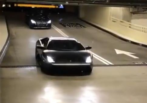 Lamborghini im Parkhaus