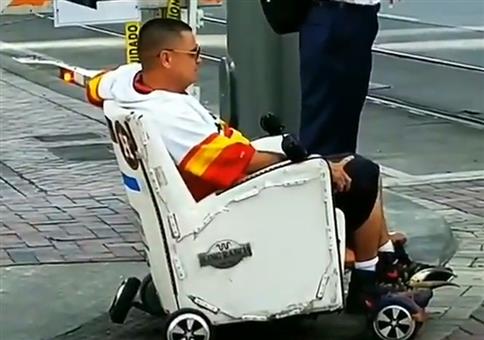 Like a boss: Im fahrenden Sessel unterwegs