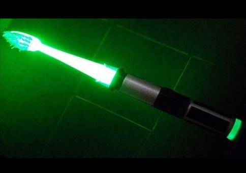 Lichtschwert-Zahnbürste