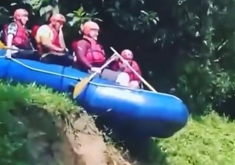 Neulich beim Rafting: Alle ins Wasser!