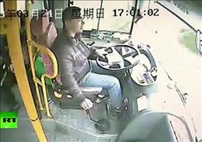 Chinesischer Busfahrer hat verdammt viel Glück