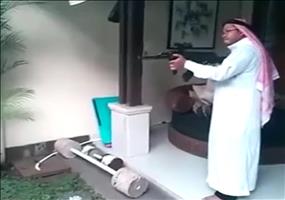 Gewehrsalven im Wohnzimmer abfeuern