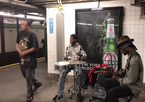 Straßenmusiker Mike Yung singt in U-Bahn Station
