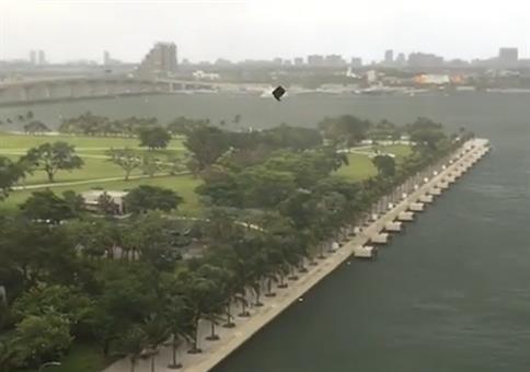 Es regnet Möbel in Miami