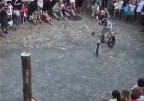 Mit dem Trail-Bike auf den Baumstamm