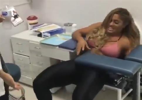 Frau hängt im Stuhl fest