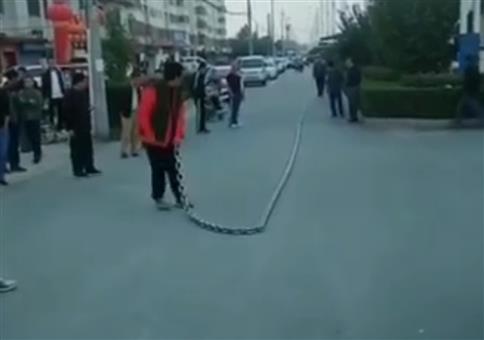 Riesige Stahlpeitsche