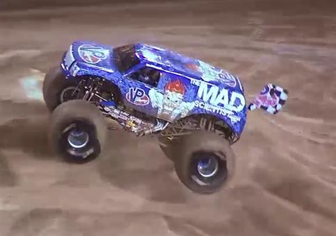 Erster Frontflip mit einem Monstertruck