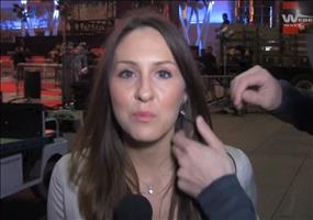 Reporterin macht den Sound Check