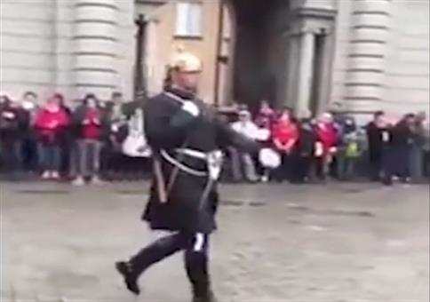 Wenn die Wache auf Lego tritt