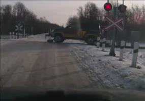 Auto fährt auf Schienen