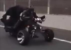 Batman mit seinem Motorrad auf der Autobahn