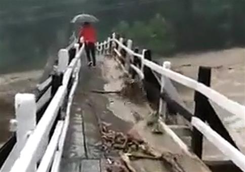 Vertrau der Holzbrücke!