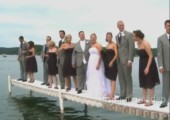 Hochzeitsfoto fällt ins Wasser