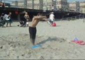 Gymnastikball am Strand eingraben = Trampolin