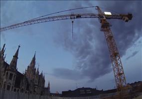 James Kingston klettert einen Kran in München hoch