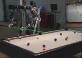 Roboter spielt Billard