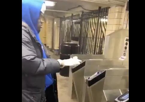 Desinfektion beim Ubahn fahren