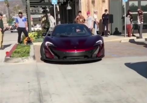 2 Mio. $ McLaren P1 macht Bekanntschaft mit Bordsteinkante