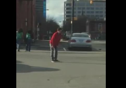 Betrunkener mit Schiefgang auf dem Weg nach Hause