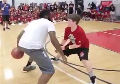 James Harden verarscht Kind beim Basketball