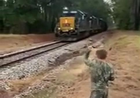 Dem kleinen Eisenbahnfan eine Freude bereuten