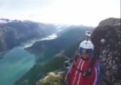 Sich mit dem Wingsuit in Norwegen einen Berg hinunter stürzen